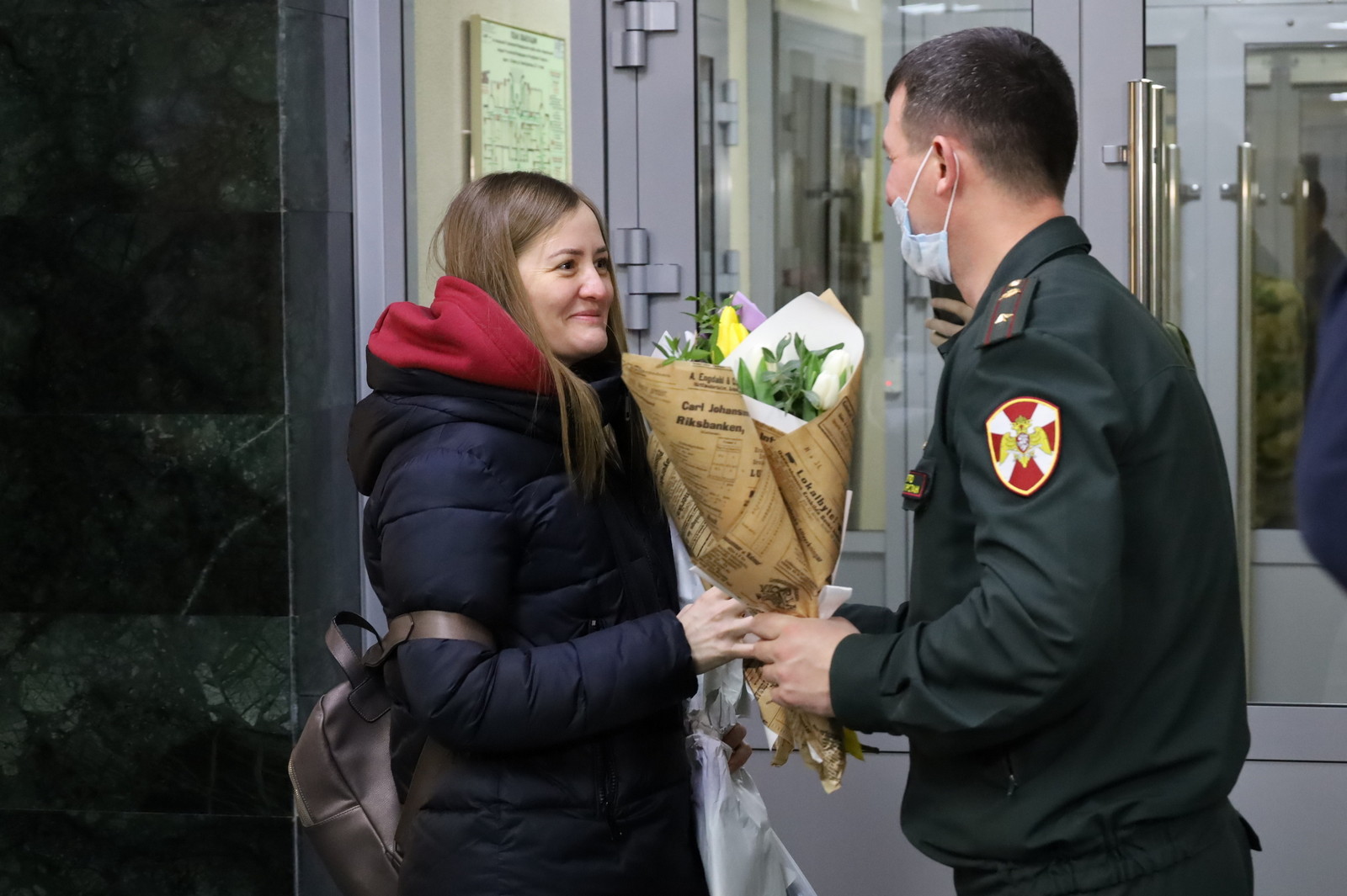 В Казани росгвардейцы территориального управления создали женщинам праздничное настроение